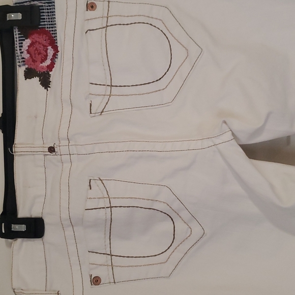 White capri jeans - Picture 6 of 7